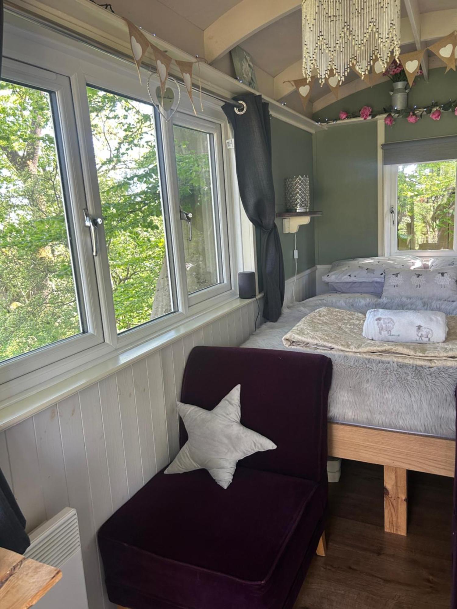 Rhodes To Serenity - Waterfall Shepherds Hut Cauldon Exterior foto