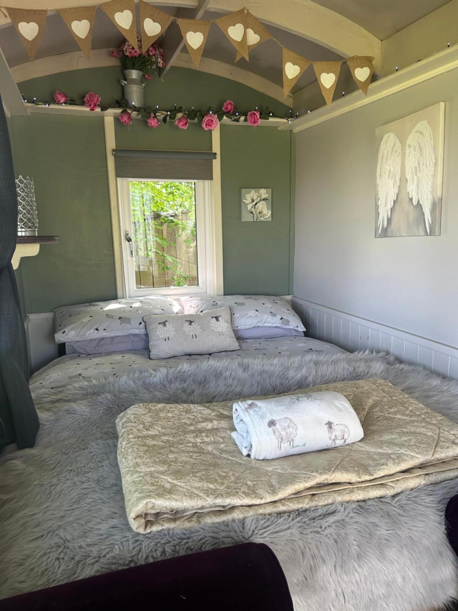 Rhodes To Serenity - Waterfall Shepherds Hut Cauldon Exterior foto